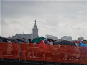 Nimwegen, Wanderer auf der Waalbruecke